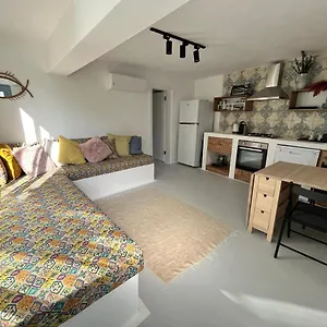  Holiday home Mel's Garden House In The Heart Of The
